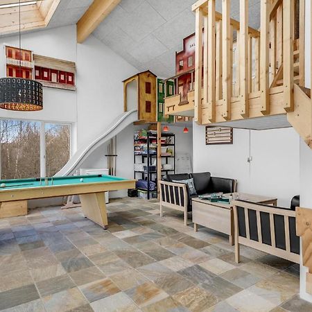 Nice Home In Tarm With Kitchen Exterior foto